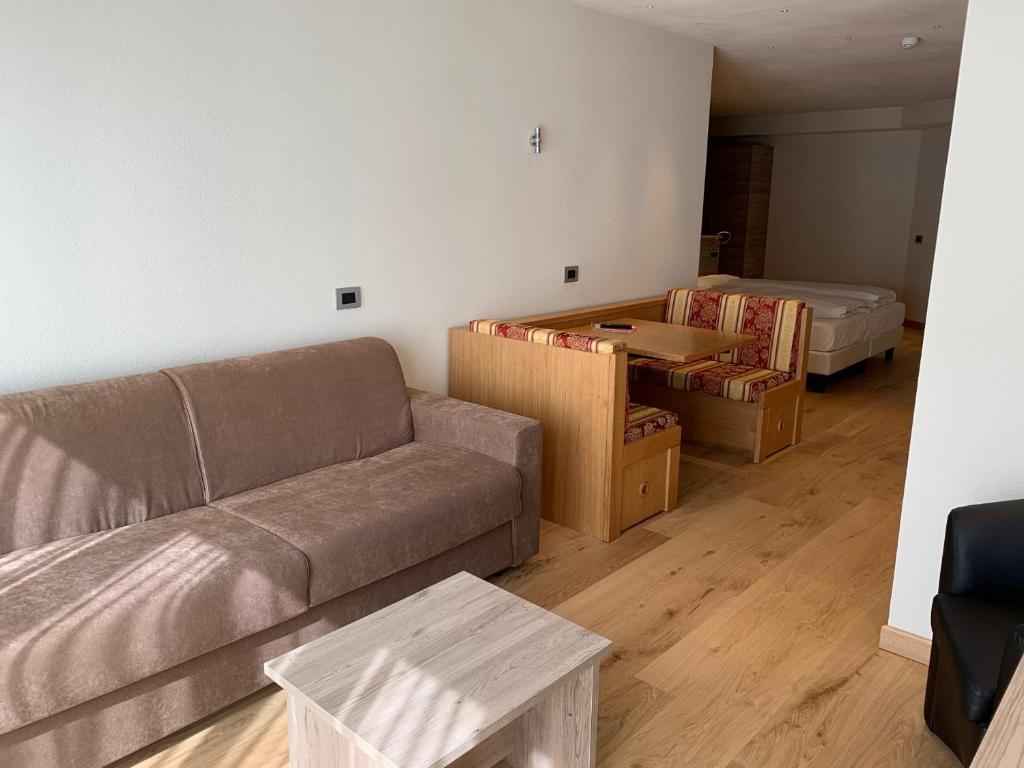 A seating area at Hotel Alba