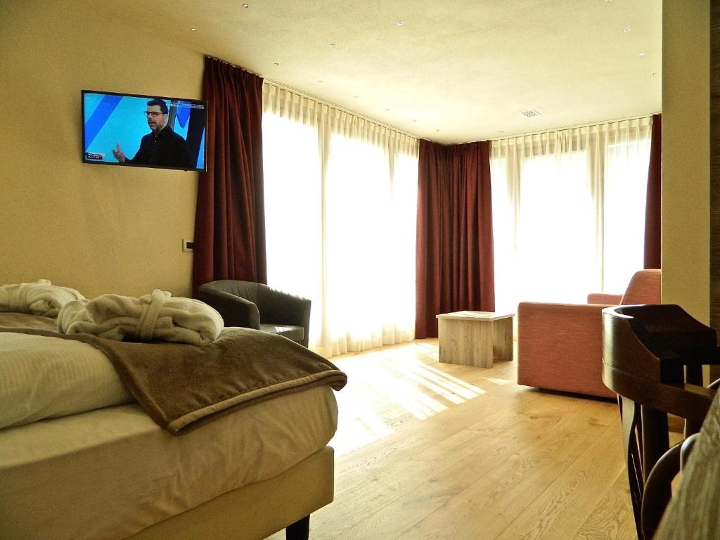 A seating area at Hotel Alba