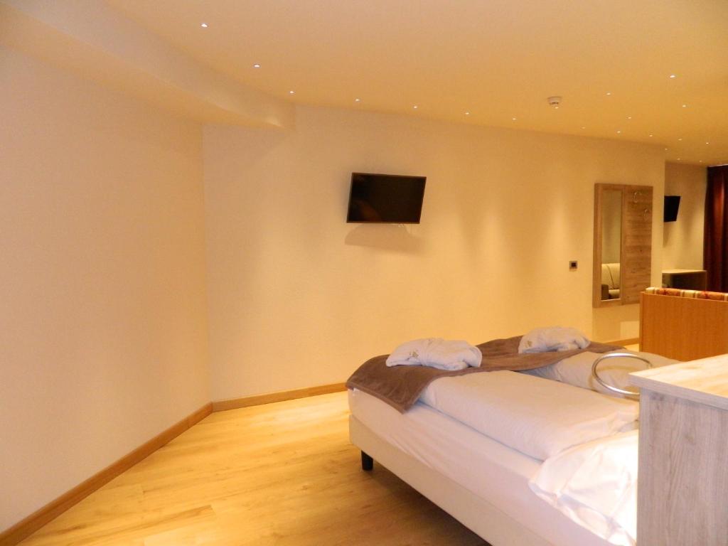 A television and/or entertainment centre at Hotel Alba