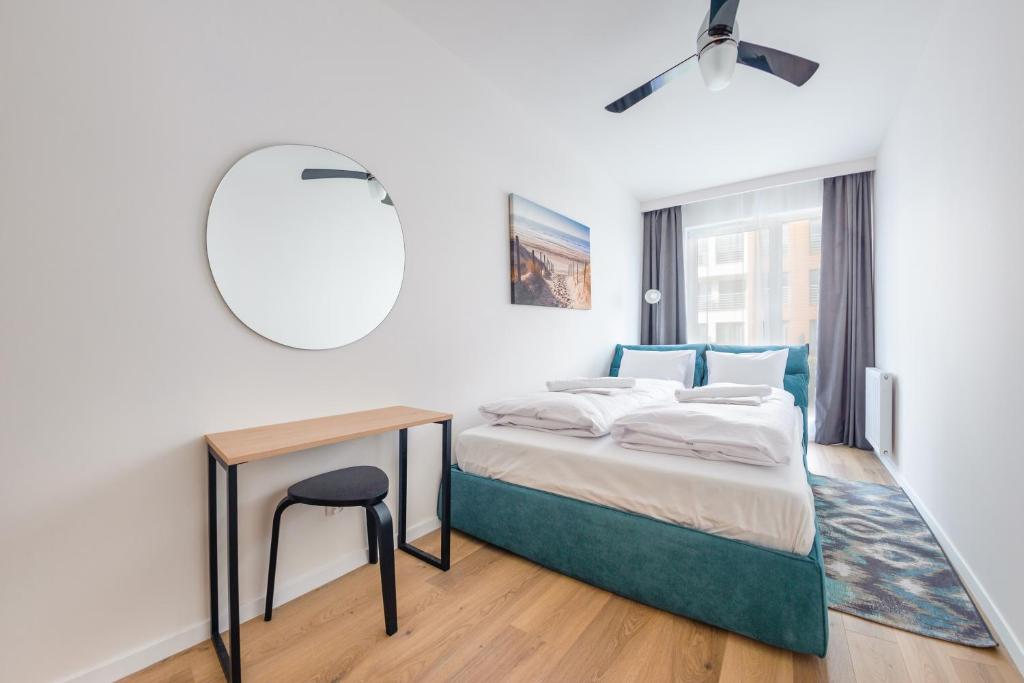 Posteľ alebo postele v izbe v ubytovaní Apartamenty Sun & Snow Residence II Jastrzębia Góra - plac zabaw, blisko plaży, wysoki standard