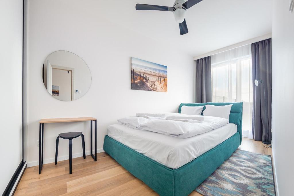 Posteľ alebo postele v izbe v ubytovaní Apartamenty Sun & Snow Residence II Jastrzębia Góra - plac zabaw, blisko plaży, wysoki standard