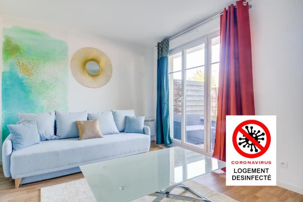 d'un salon avec un canapé et un panneau qui lit une clause de tolérance dans l'établissement Water Color - SDP, à Magny-le-Hongre