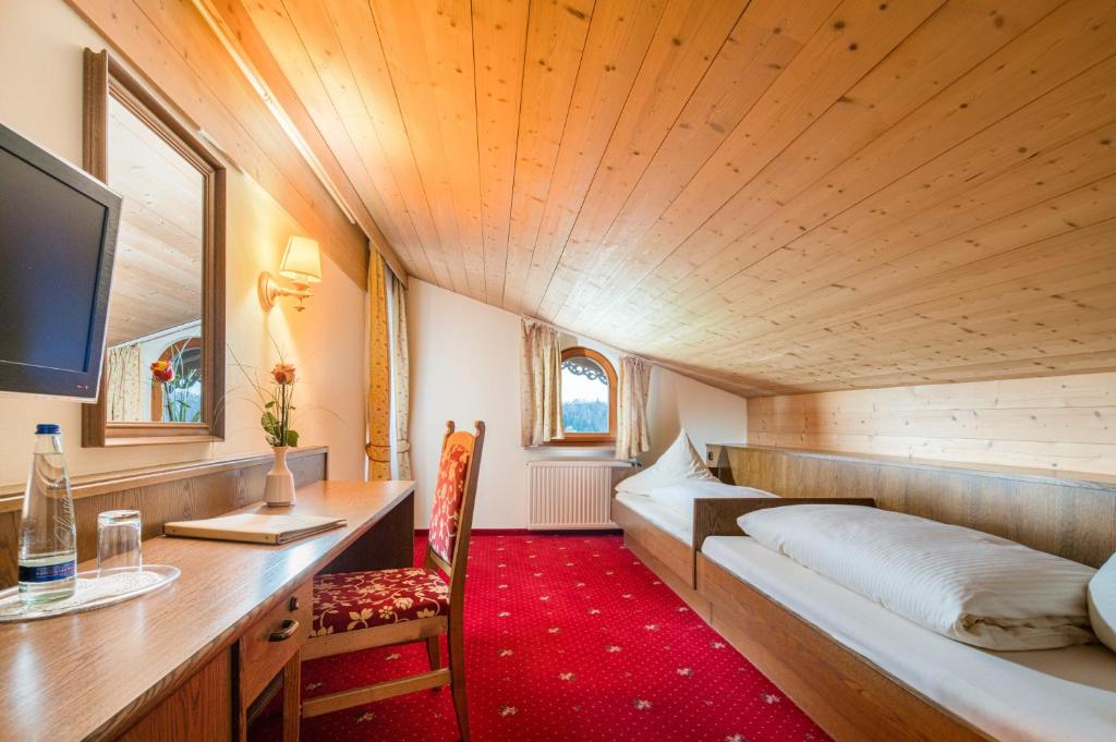 Hotel-Gasthof Huber - Pequeña Habitación Gemela Con Techo Inclinado