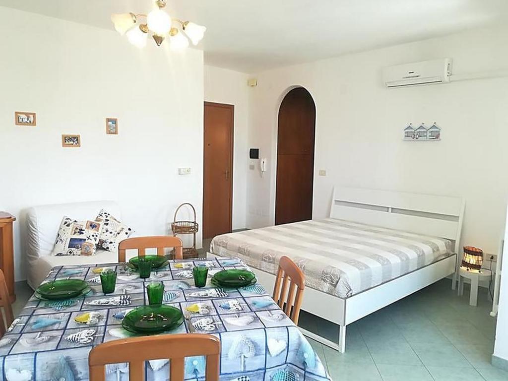 - une chambre avec un lit, une table et des chaises dans l'établissement Casa vacanze gaia a Otranto, Salento monolocale 3 posti, à Otrante