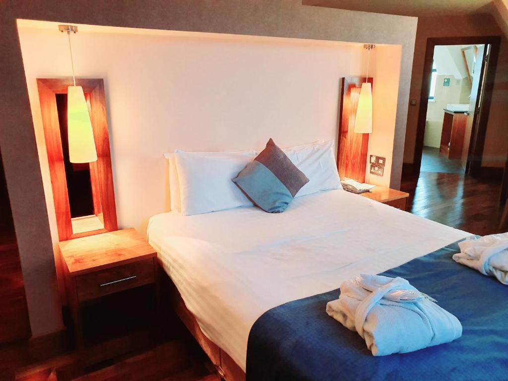 Postel nebo postele na pokoji v ubytování Westgrove Hotel
