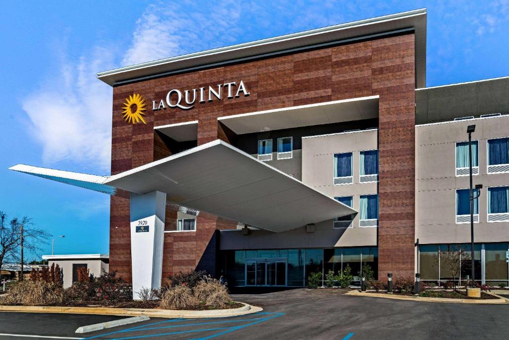 um edifício com uma placa na frente dele em La Quinta by Wyndham Tuscaloosa McFarland em Tuscaloosa