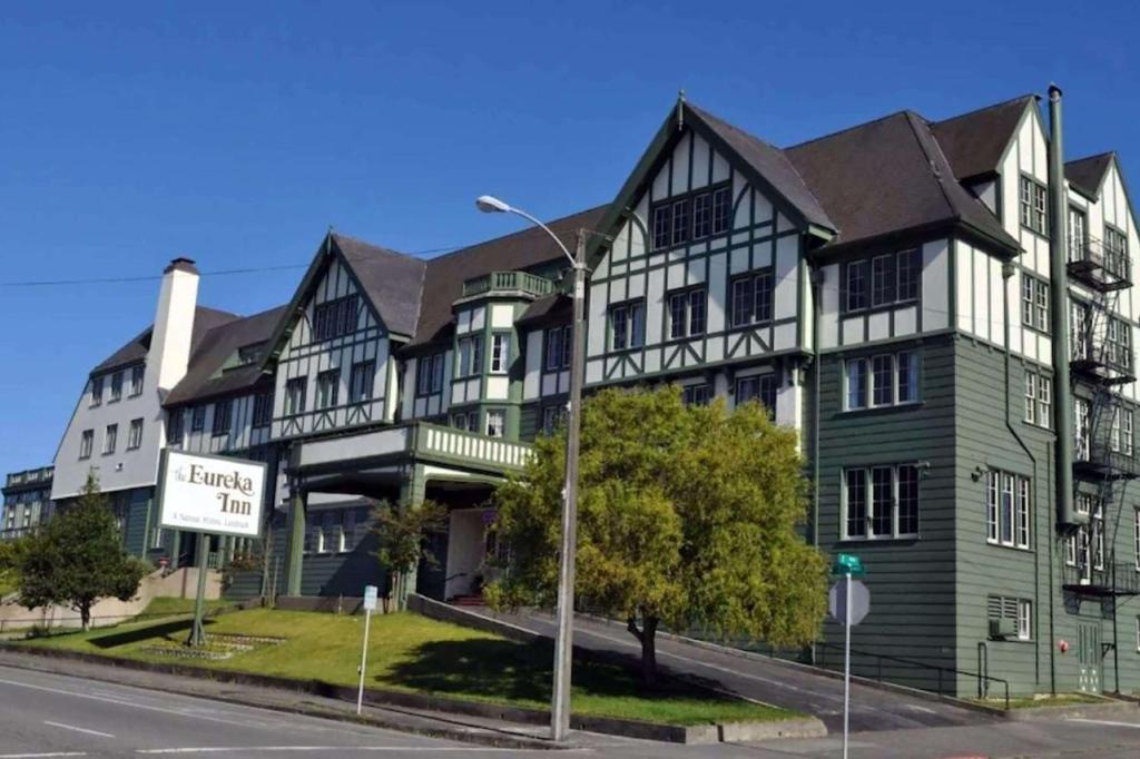 Eureka Inn, Trademark Collection by Wyndham في أوريكا: مبنى كبير أخضر على زاوية شارع