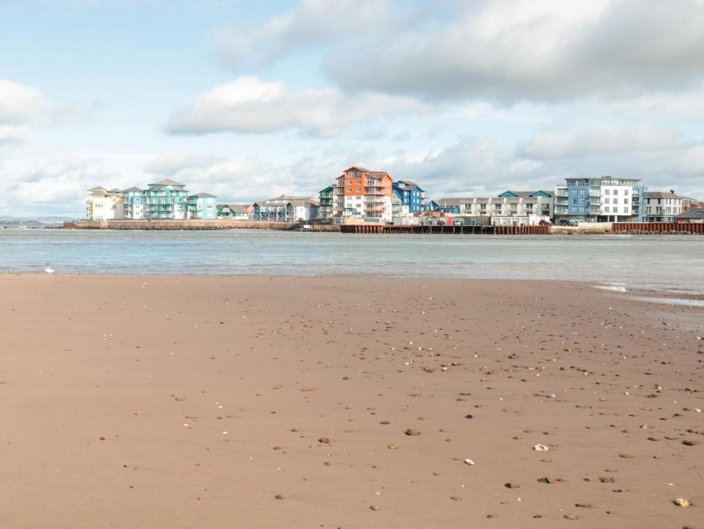 una spiaggia sabbiosa con edifici sullo sfondo di Sea Point a Exmouth