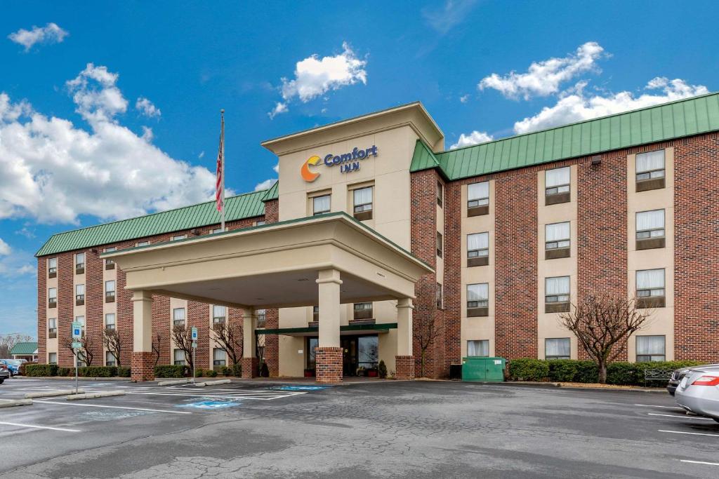 una representación de la parte delantera de un hotel en Comfort Inn Aikens Center en Martinsburg