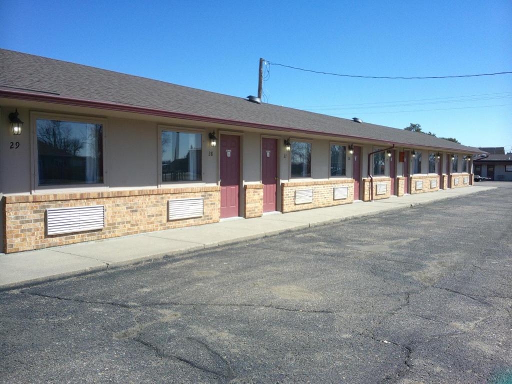 ein Gebäude mit einer Reihe von Fenstern auf einer Straße in der Unterkunft Shady Rest Motel in Arapahoe