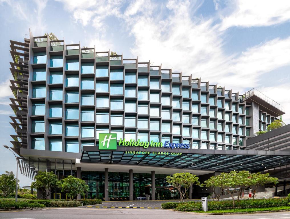 ein Gebäude mit einem Schild auf der Vorderseite in der Unterkunft Holiday Inn Express Singapore Clarke Quay, an IHG Hotel in Singapur