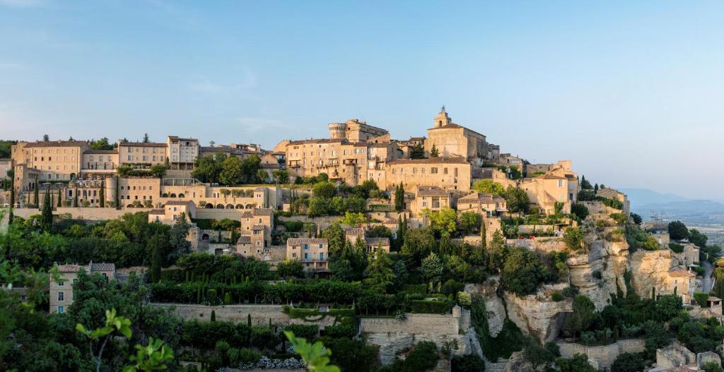 uma aldeia no topo de uma montanha em Airelles Gordes, La Bastide em Gordes