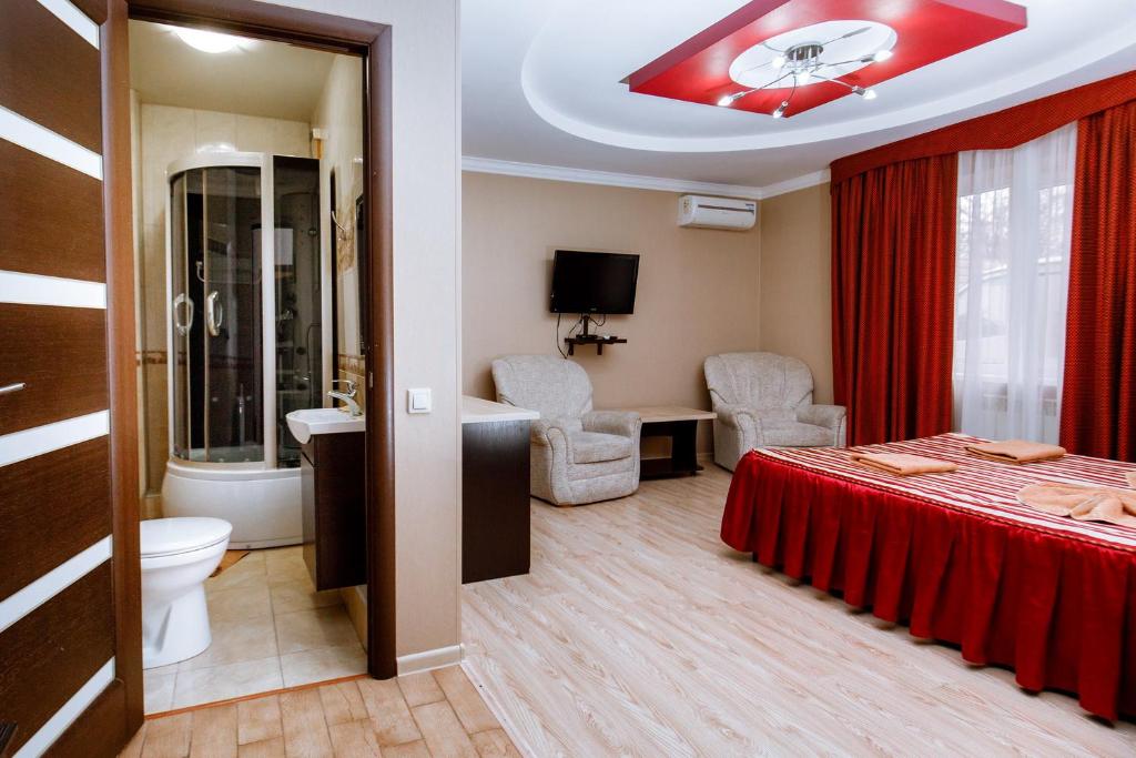 Habitación de hotel con cama y baño en Loza, en Krasnodar