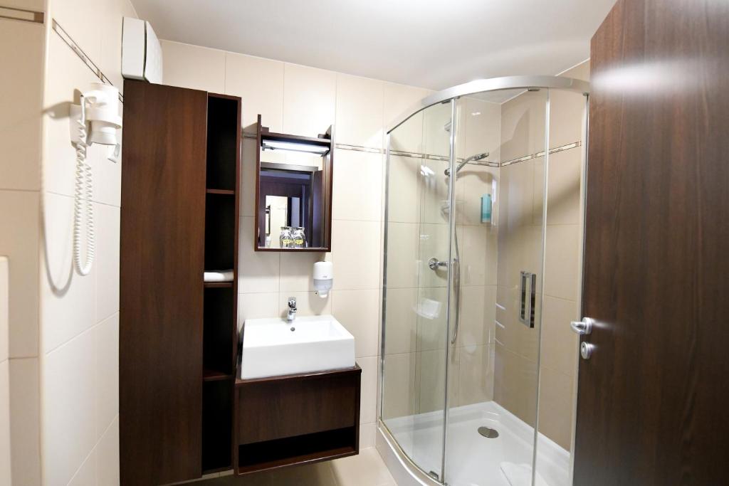 Łazienka w obiekcie Ezüsthíd Hotel