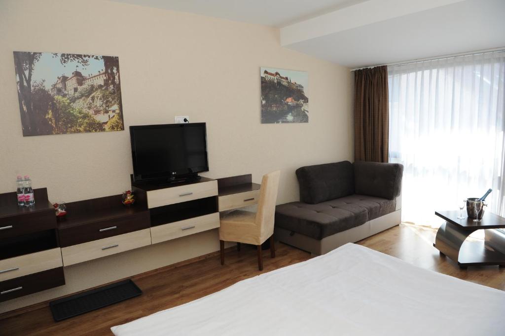 Telewizja i/lub zestaw kina domowego w obiekcie Ezüsthíd Hotel