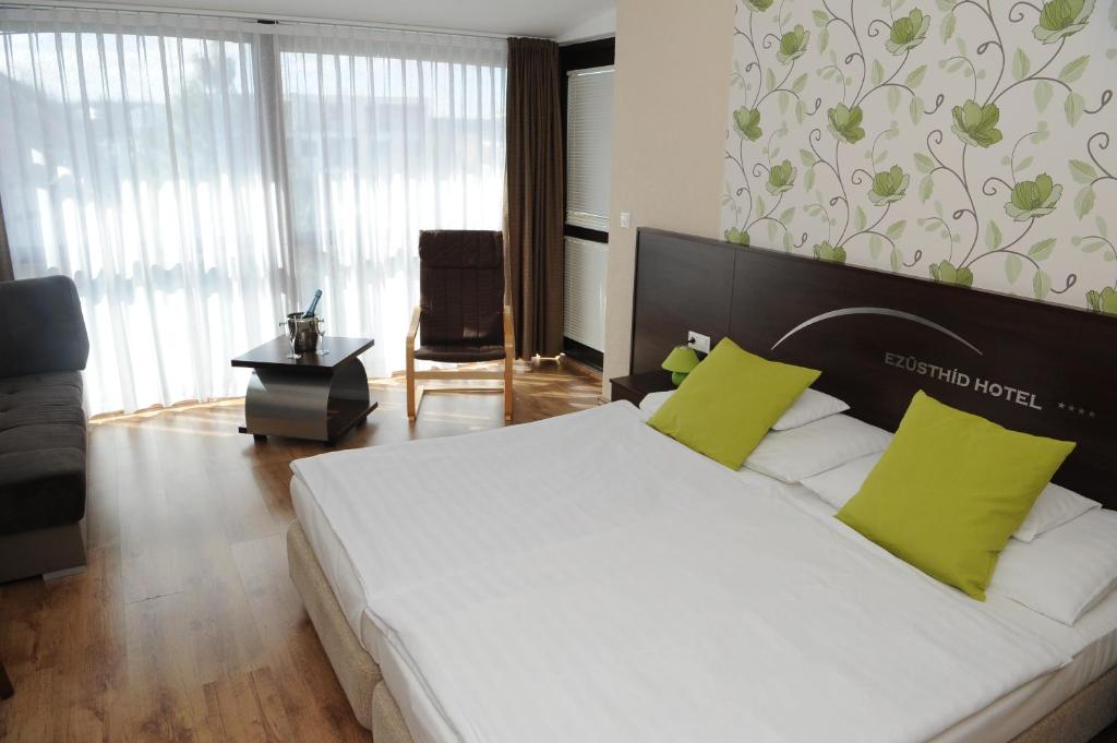 Łóżko lub łóżka w pokoju w obiekcie Ezüsthíd Hotel