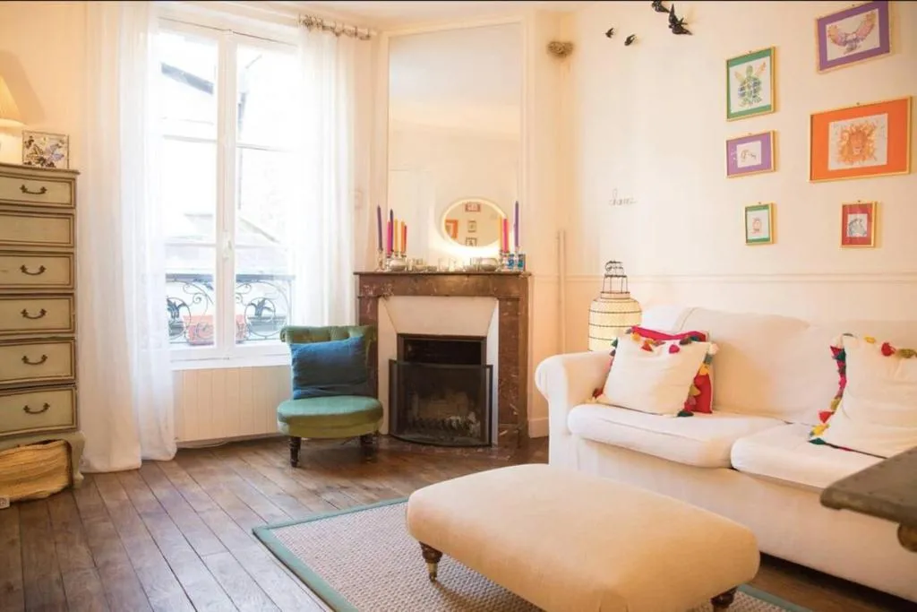 Bright apt near CANAL SAINT MARTIN, Paris, France