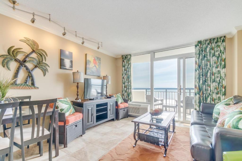 un salon avec un canapé et une télévision dans l'établissement Oceanfront Condo w Balcony minutes walk to the beach, à Myrtle Beach