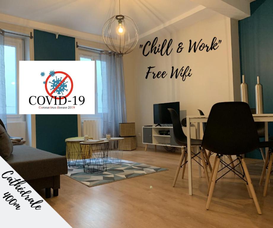 a living room with a sign that reads wild and work free wifi at Chill & Work in Clermont-Ferrand
