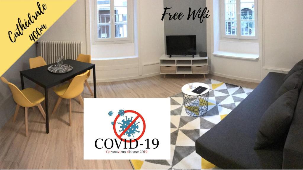 クレルモン・フェランにあるNid Douillet sur plateau centralのテーブルとテレビのあるリビングルーム