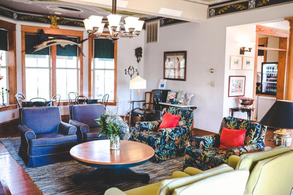 Area soggiorno di Roanoke Island Inn