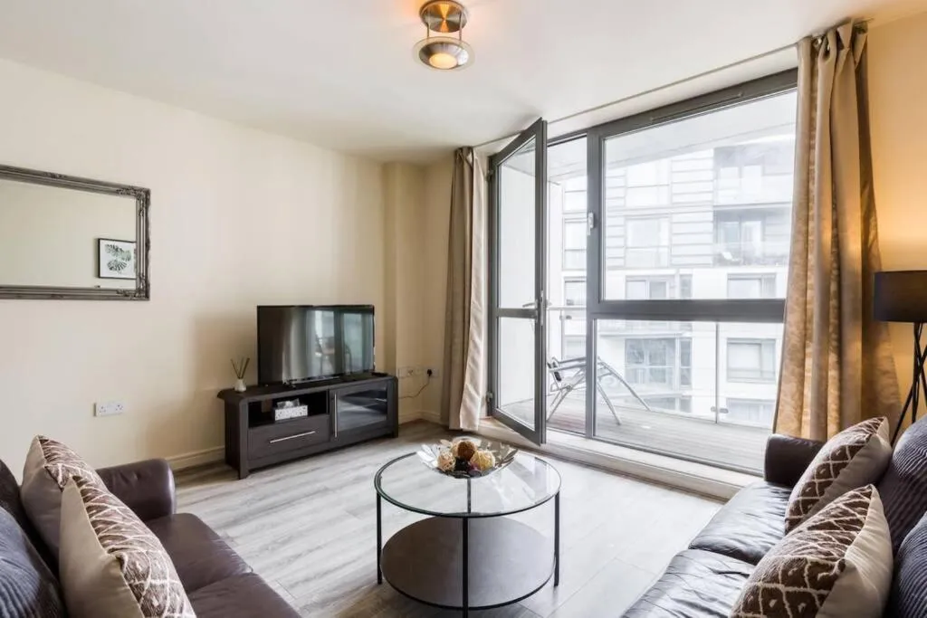 City Centre Apartment By Mailbox Bullring Grand Central with Secure Parking Balcony, Birmingham, United Kingdom