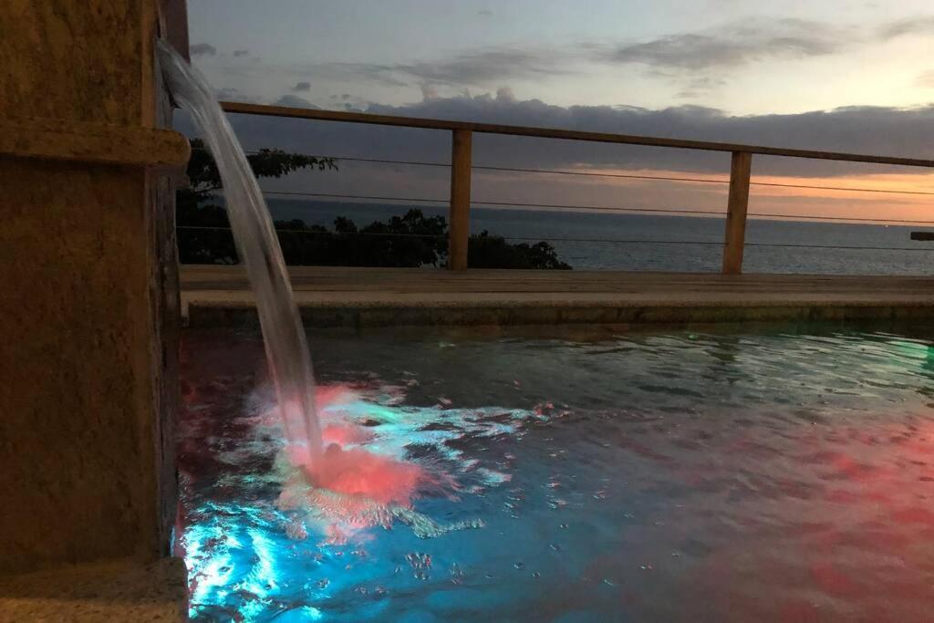 Bazén v ubytování Private Oceanfront Fijian Villa Sleeps 8 nebo v jeho okolí