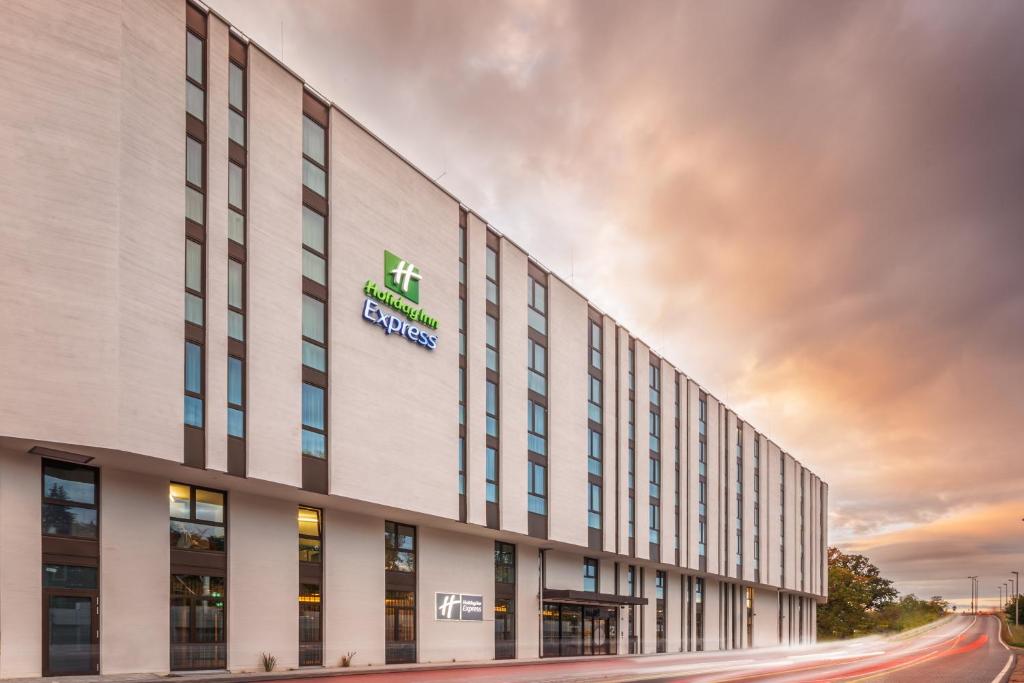 Holiday Inn Express - Erlangen, an IHG Hotel في إيرلنجين: تقديم الشكل الخارجي للفندق