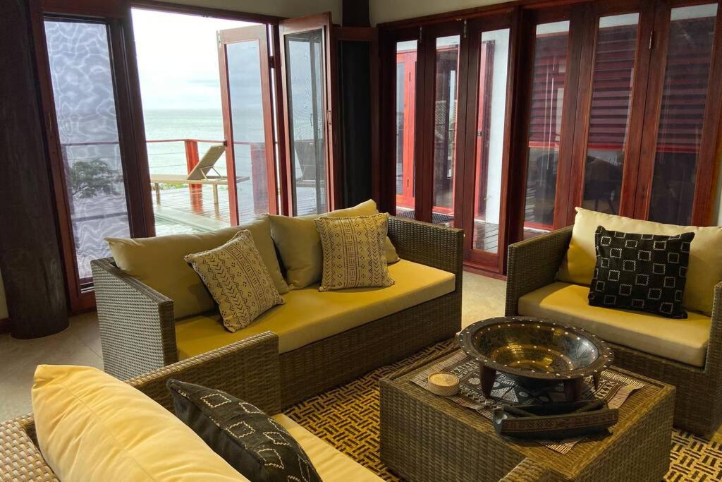 Posezení v ubytování Private Oceanfront Fijian Villa Sleeps 8