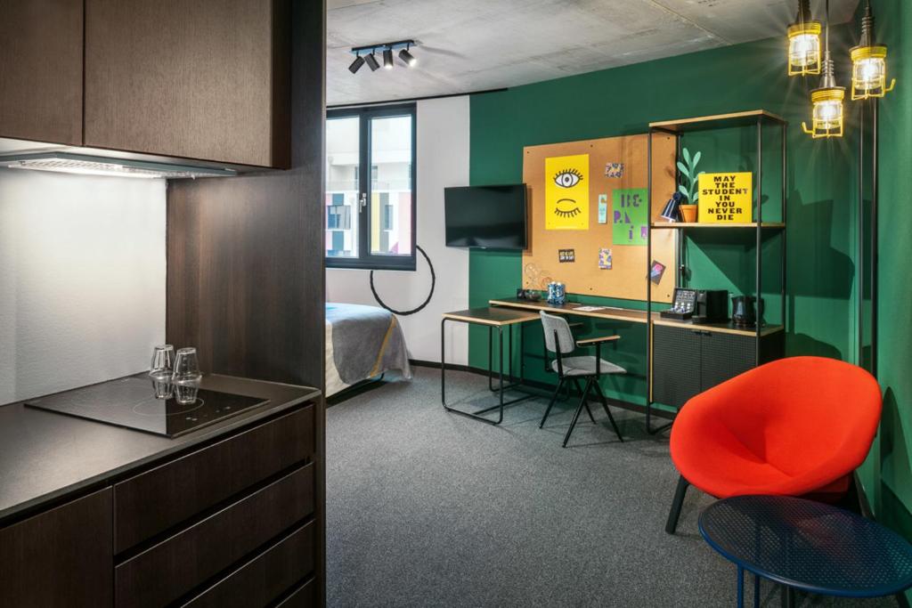 Kuchyň nebo kuchyňský kout v ubytování The Social Hub Berlin Alexanderplatz