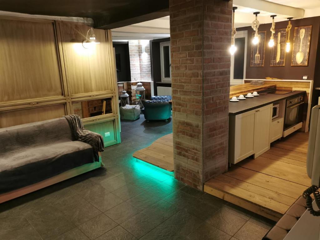 比耶拉的住宿－Sweet home San Filippo Industry Style in centro città，带沙发的客厅和带灯的厨房