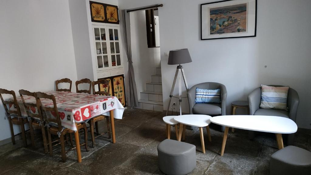 Gallery image of BOTOÙ KOAD, maison 2 ÉTOILES, WIFI gratuite, la MER, boulangerie, marché quotidien à 100 pas in Douarnenez