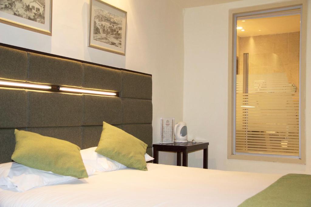 Postel nebo postele na pokoji v ubytování National Hotel - Jerusalem