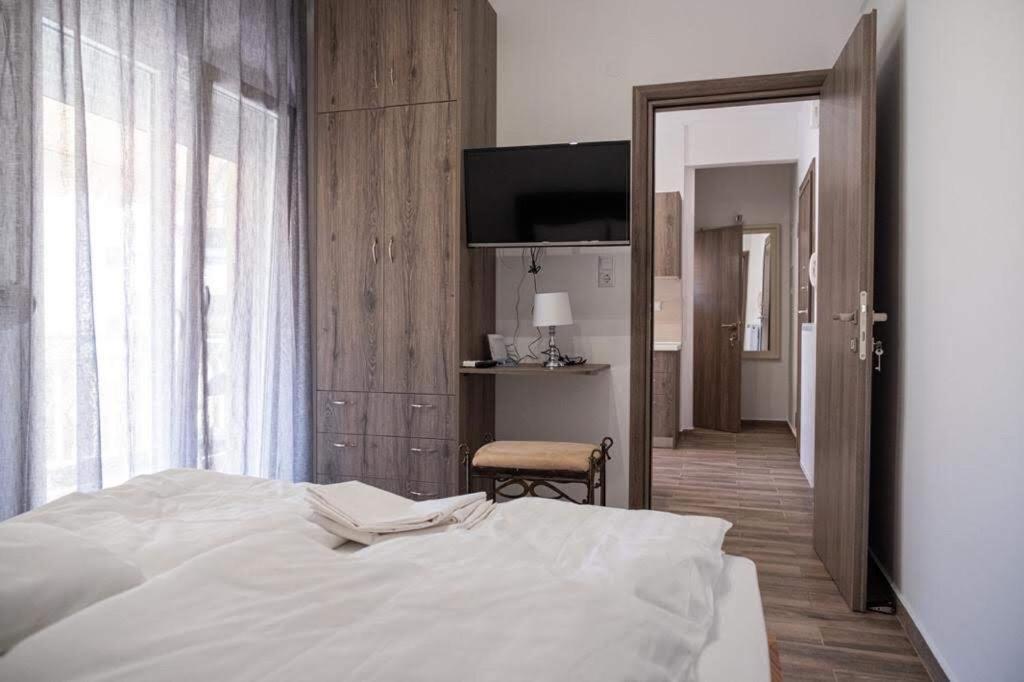 ein Schlafzimmer mit einem weißen Bett und einem Fenster in der Unterkunft Apartment One in Drama
