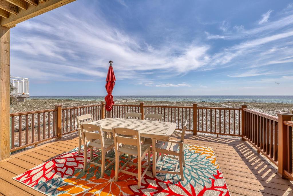 una mesa y sillas en una terraza con la playa en Beach MD, en Navarre