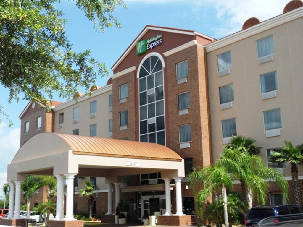 橙鎮的住宿－Holiday Inn Express Hotel & Suites Orange City - Deltona, an IHG Hotel，酒店前方的 ⁇ 染