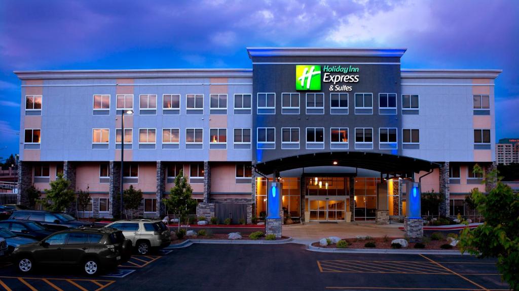 ein Hotel mit Autos auf einem Parkplatz in der Unterkunft Holiday Inn Express & Suites Colorado Springs Central, an IHG Hotel in Colorado Springs