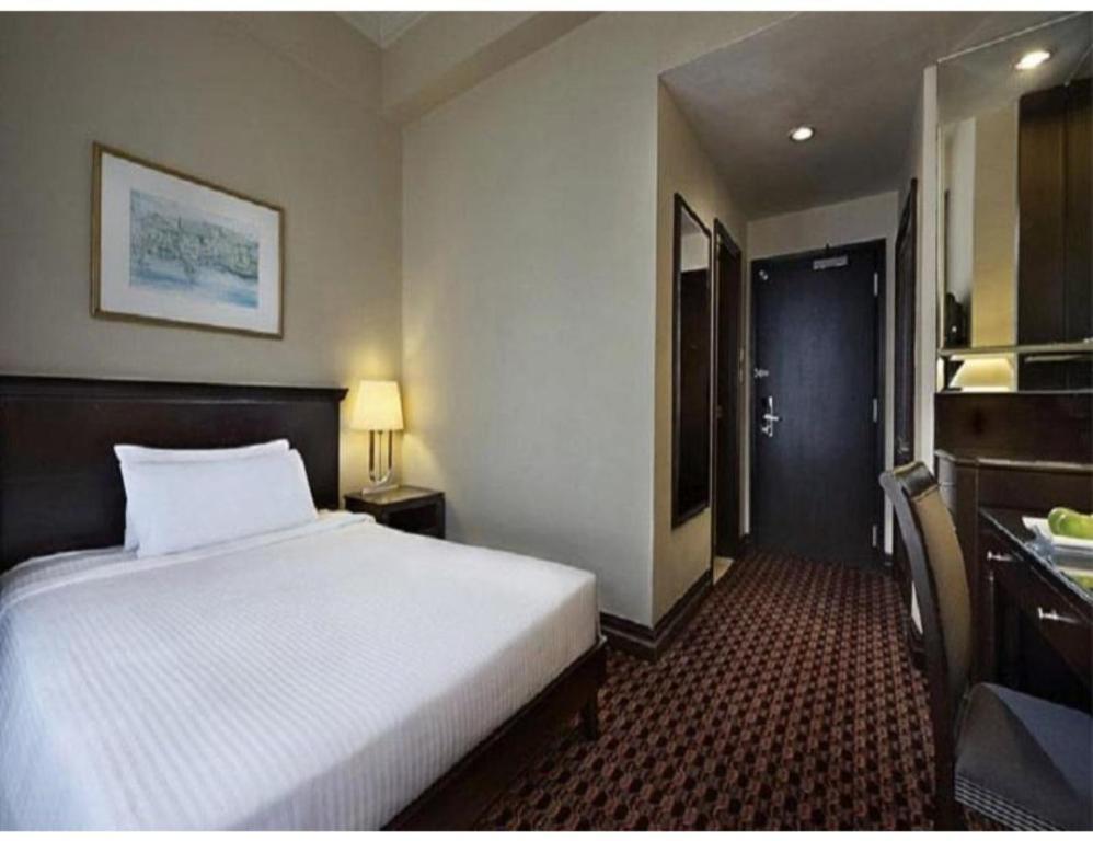 
سرير أو أسرّة في غرفة في Berjaya Penang Hotel
