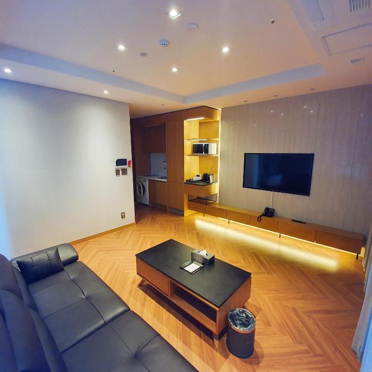 TV a/nebo společenská místnost v ubytování 쏘타스위트 속초 월드스테이트