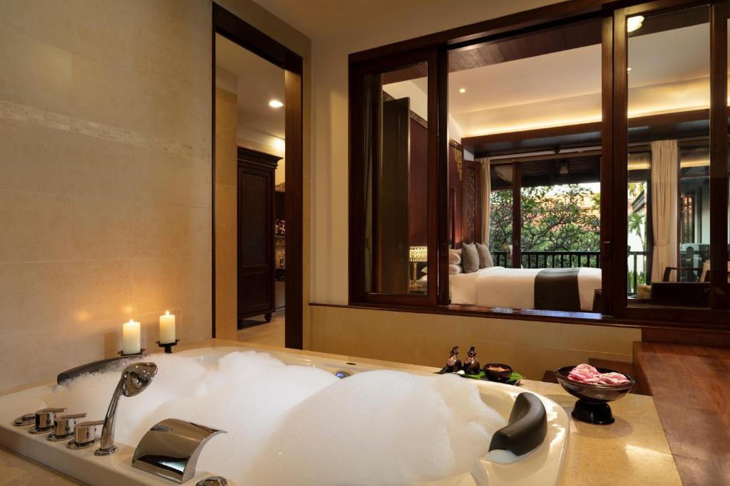 Postel nebo postele na pokoji v ubytování Anantara Angkor Resort