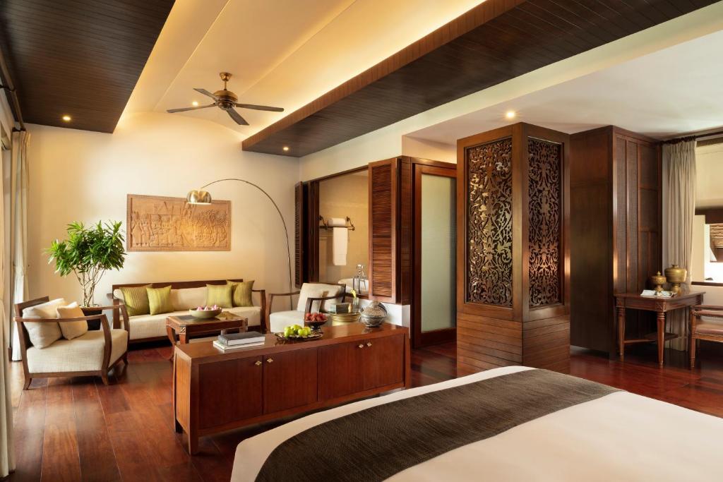 Postel nebo postele na pokoji v ubytování Anantara Angkor Resort