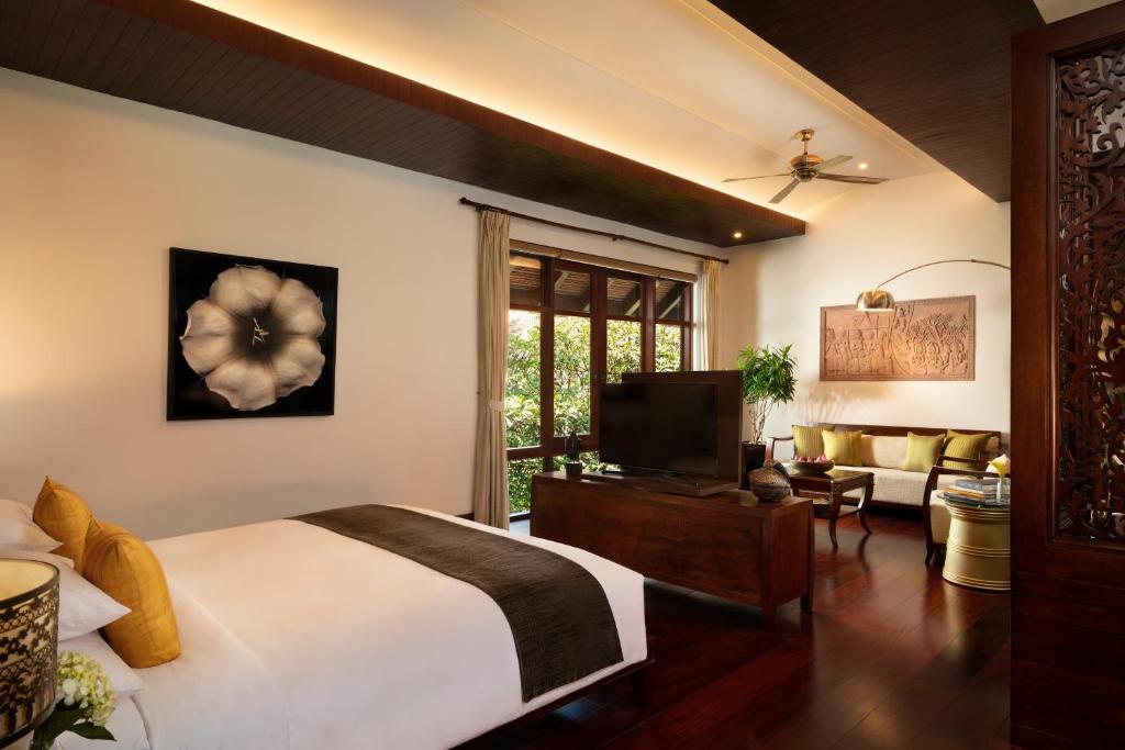 Postel nebo postele na pokoji v ubytování Anantara Angkor Resort