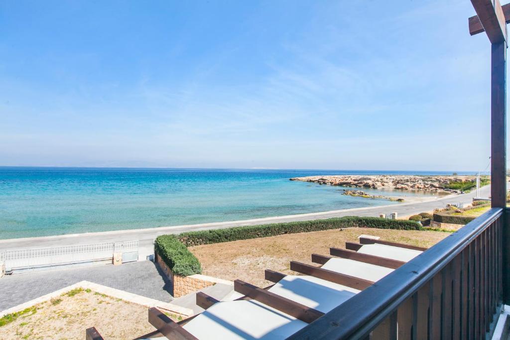 balcone con vista sull'oceano di Villa Aegina a Khlóï