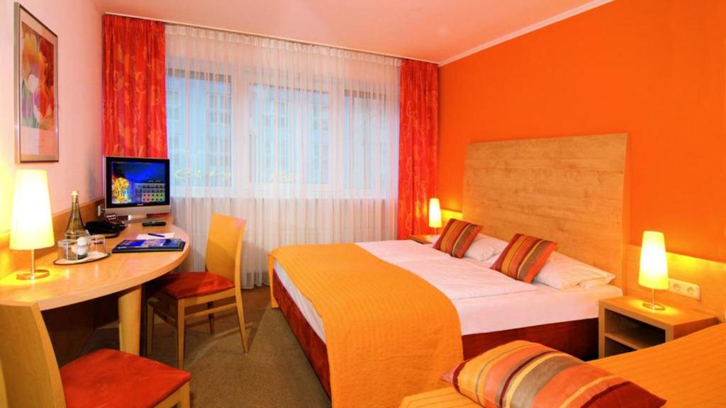 TV a/nebo společenská místnost v ubytování NP Hotel Wallis