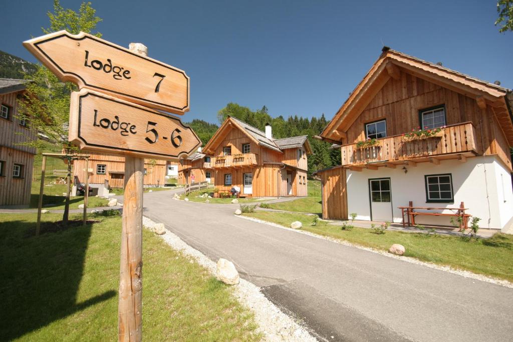 ein Straßenschild mitten im Dorf in der Unterkunft AlpenParks Hagan Lodge Altaussee in Altaussee