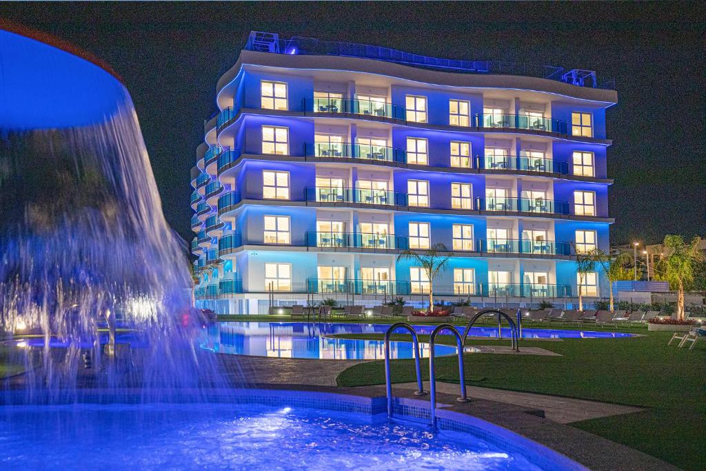 a hotel with a fountain in front of a building at Alcossebre Sea Experience in Alcossebre