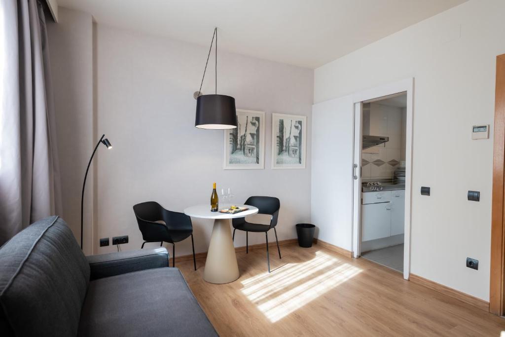 Aparthotel Atenea Barcelona - Twin Room (1-2 Adults)
