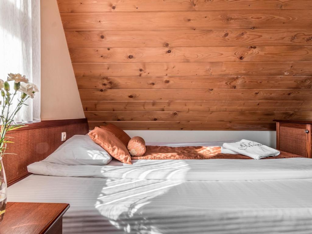 Postel nebo postele na pokoji v ubytování Villa Magnat SPA, JACUZZI, SAUNA, TĘŻNIA SOLANKOWA