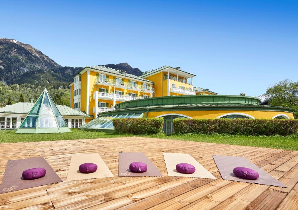 un grupo de esterillas de yoga púrpura sobre una mesa de madera en Das Alpenhaus Gasteinertal, en Bad Hofgastein