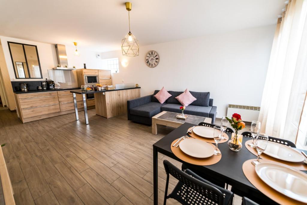 sala de estar con mesa de comedor y cocina en Le Gracieux situé en plein centre ville proche Disney Val dEurope Village Nature, en Lagny
